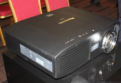 引领3D技术松下推家庭影院投影HZ900C 